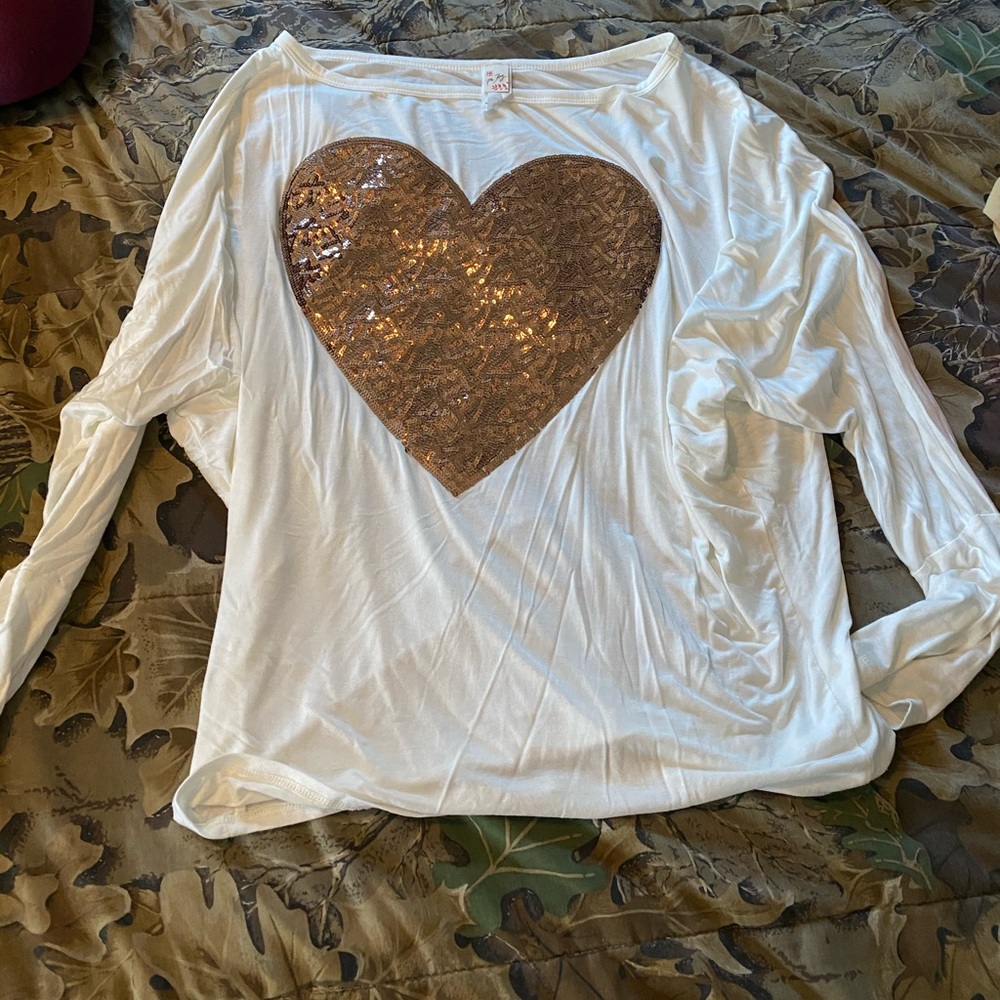 Long sleeve white shirt with rose gold heart